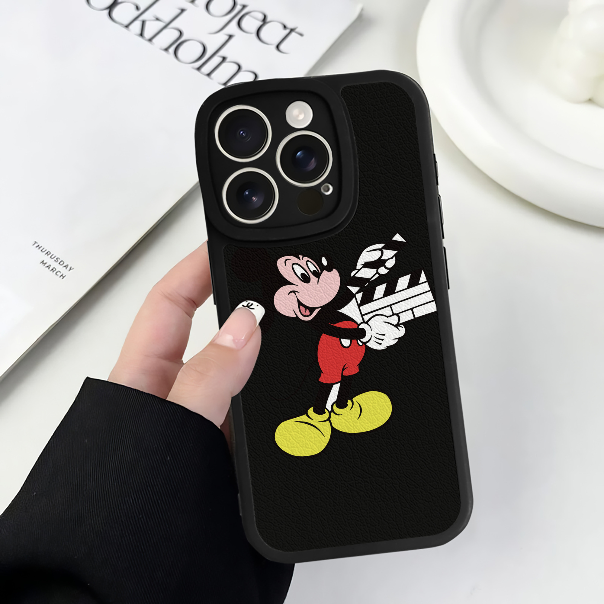 （画像用） ミッキーマウス Mickey Mouse 【iPhone 16シリーズ対応】シリコンスマホケース（レザー調） 材質：シリコン